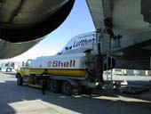 Tankwagen am Flugzeug